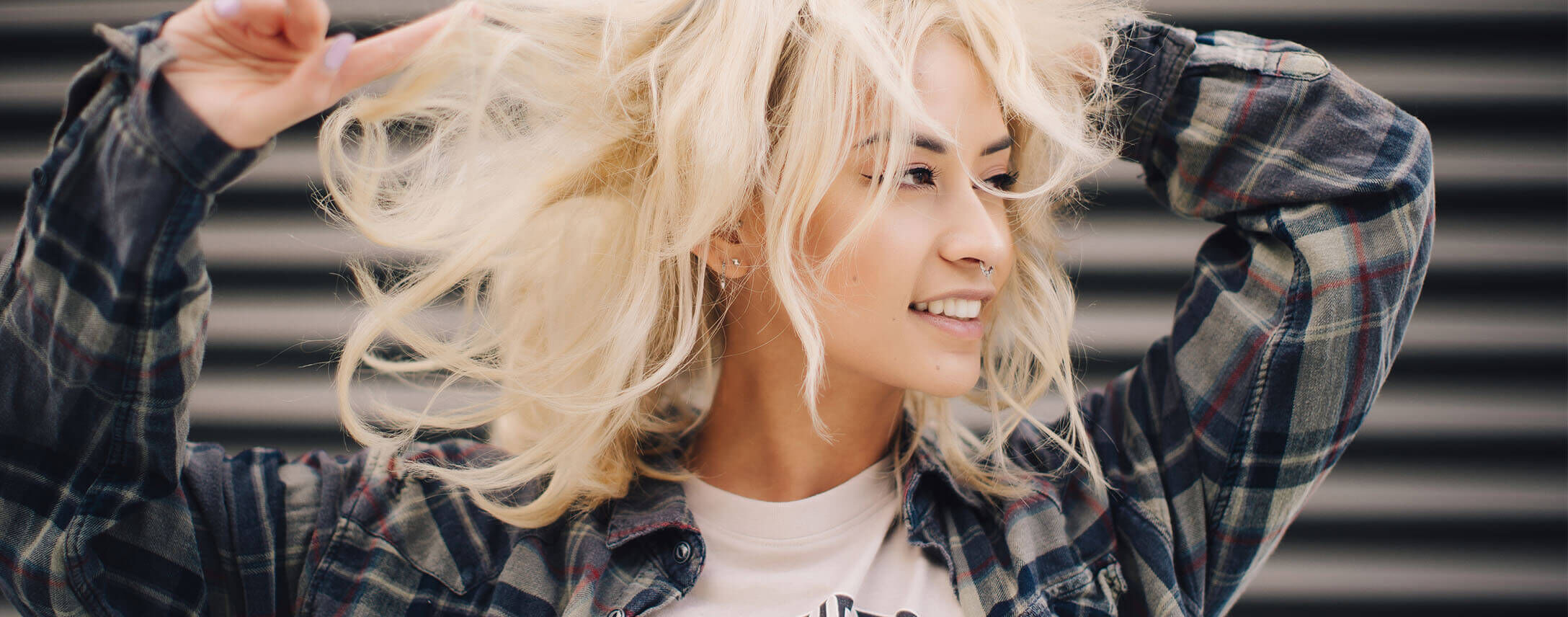 Toning shampoo for all hair colours.